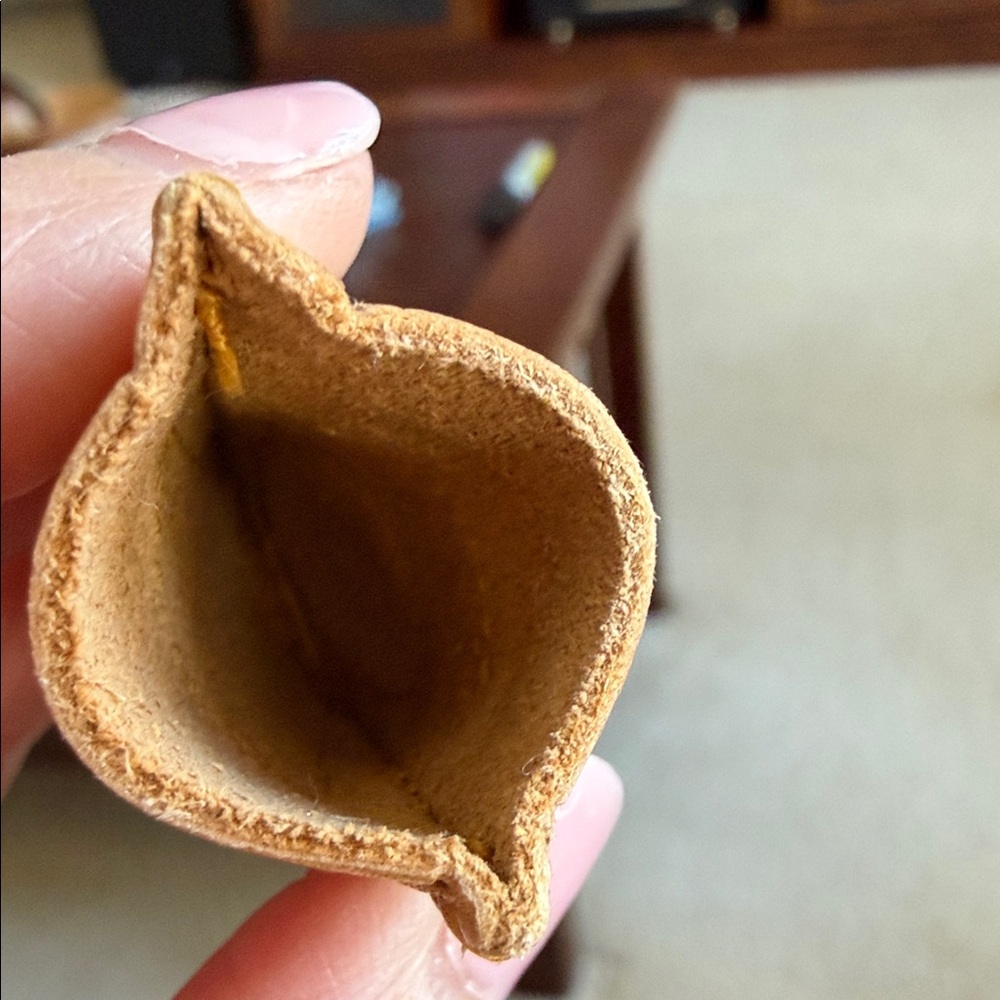Clover Leather Coin Thimble - Medium, Good Condition - Picture 3 of 3